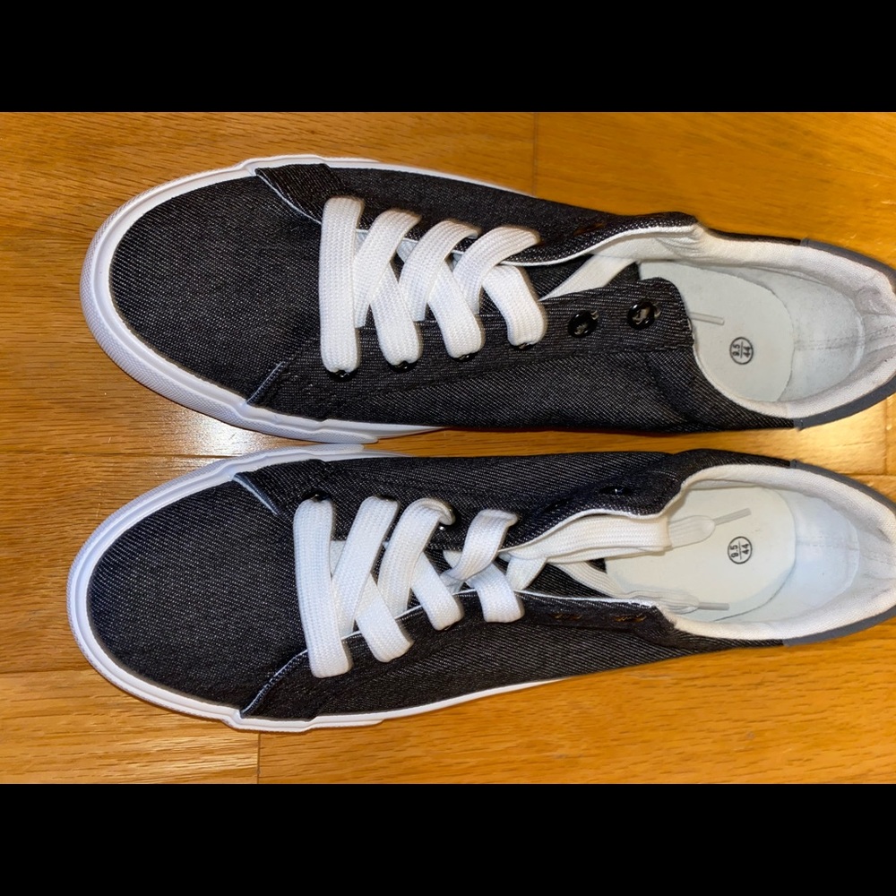 Men’s Size 9.5 NEW